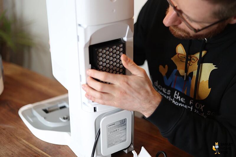 Der Filter in der Absaugstation wird herausgenommen